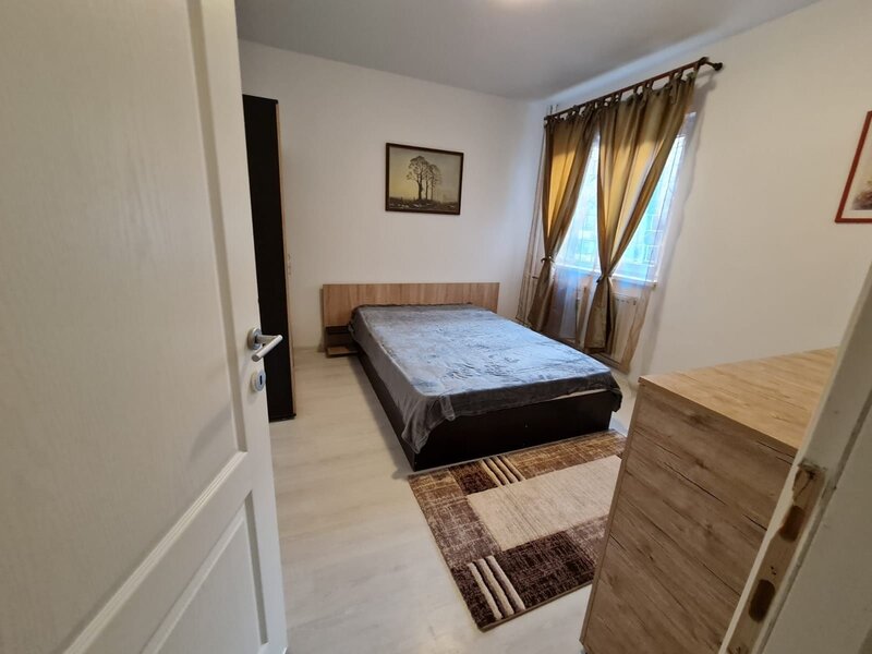 Favorit, ap 2 camere, la o statie de autobuz fata de metrou Favorit.