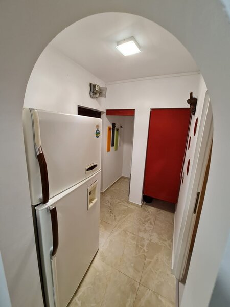 Favorit, ap 2 camere, la o statie de autobuz fata de metrou Favorit.