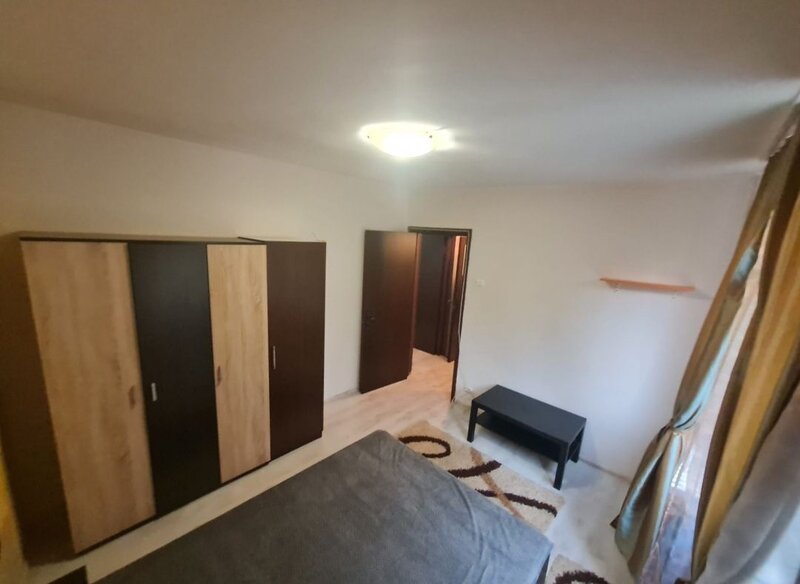 Favorit, ap 2 camere, la o statie de autobuz fata de metrou Favorit.