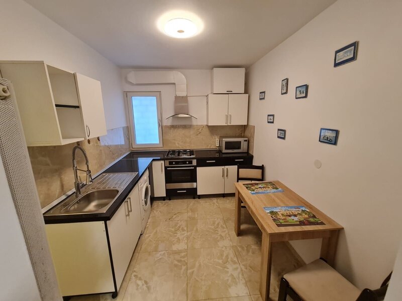 Favorit, ap 2 camere, la o statie de autobuz fata de metrou Favorit.