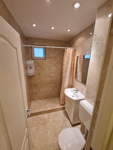 Favorit, ap 2 camere, la o statie de autobuz fata de metrou Favorit.